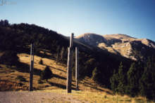 Holzsulen am Roc del Quer, im Hintergrund Pic de Casamanya (1998)