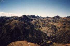 Blick von Pic de Besal� auf Arcal�s (1998)